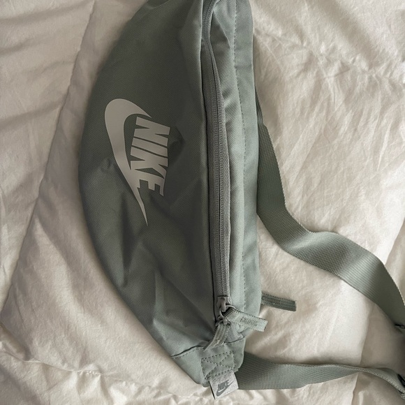 Nike Sage Green Waist Bag - Picture 1 of 3